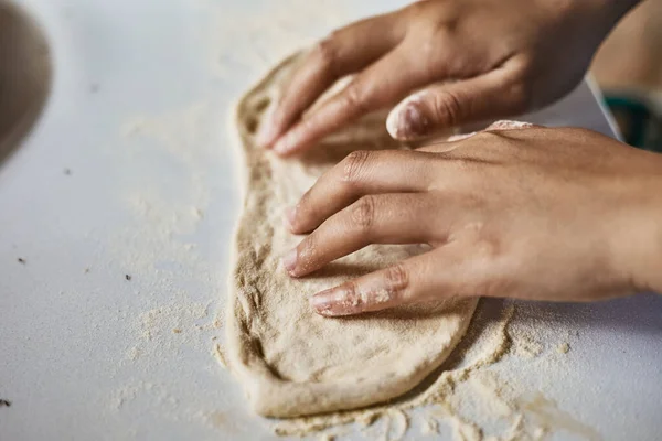 用手揉搓面团做披萨 有选择性地集中注意 — 图库照片
