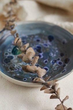 Seramik seti, şık sofra takımı, masa dekoru ve yemek menüsü konsepti