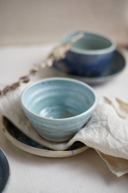 Seramik seti, şık sofra takımı, masa dekoru ve yemek menüsü konsepti