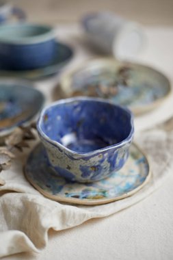 Seramik seti, şık sofra takımı, masa dekoru ve yemek menüsü konsepti