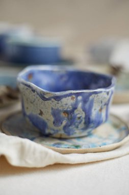 Seramik seti, şık sofra takımı, masa dekoru ve yemek menüsü konsepti