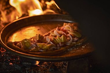 Ekmek tahtası fırınında pizza, seçici odaklanma.