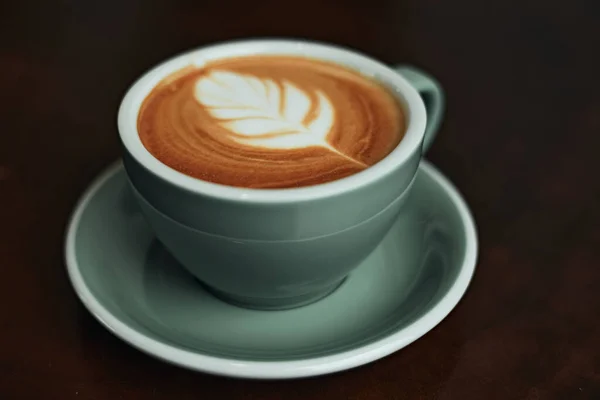 선택적으로 포커스 뜨거운 커피를 흰푸아에 초점을 맞춘다 — 스톡 사진