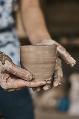 Çömlek tekeri üzerinde çalışan bir sanatçının elleri. Seçici Odak