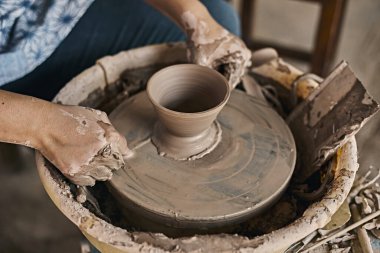 Çömlek tekeri üzerinde çalışan bir sanatçının elleri. Seçici Odak