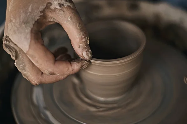 Χέρια Του Τεχνίτη Καλλιτέχνη Που Εργάζονται Τροχό Κεραμικής Επίλεκτη Focu — Φωτογραφία Αρχείου