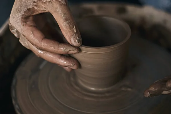 陶芸車に取り組む職人の手 選択フォーカス — ストック写真