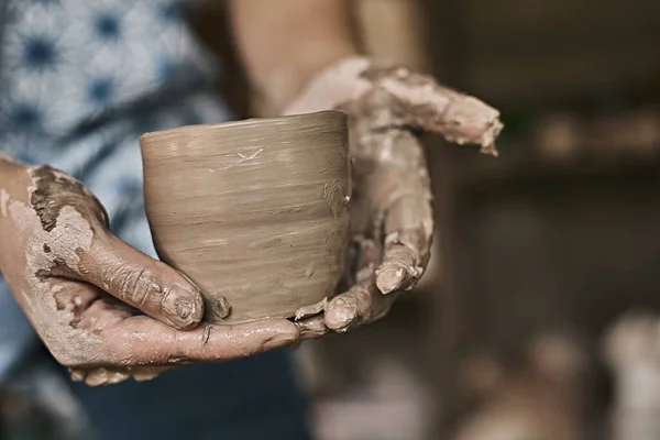 陶芸車に取り組む職人の手 選択フォーカス — ストック写真