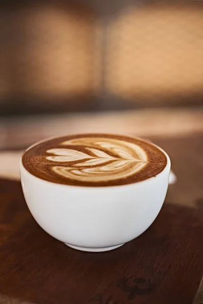 선택적으로 포커스 뜨거운 커피를 흰푸아에 초점을 맞춘다 — 스톡 사진