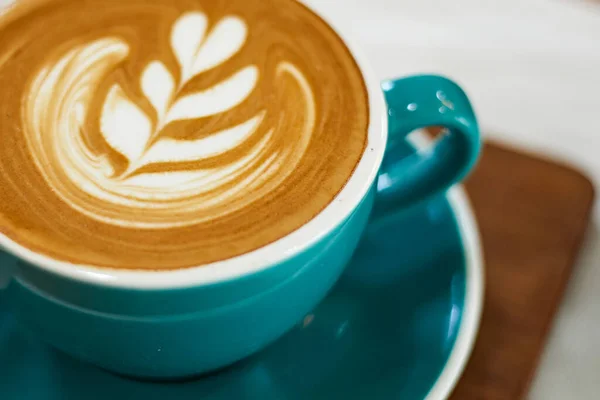 Filiżanka Selektywne Ogniskowanie Gorącej Kawy Latte Sztuki Drewnianym Stole Ostrość — Zdjęcie stockowe