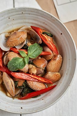 Kızarmış Midyeleri Kızarmış Biber Ezmesi ile Karıştır, Seçici Odaklanma