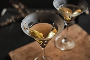 Yeşil zeytinli martini kokteyli, seçici odaklı.