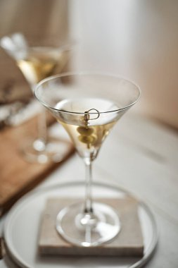 Yeşil zeytinli martini kokteyli, seçici odaklı.