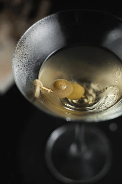 Coquetel Martini Com Azeitonas Verdes Foco Seletivo — Fotografia de Stock