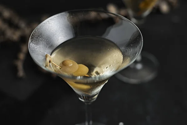 Martini Cocktail Med Grønne Oliven Selektiv Focu - Stock-foto
