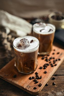 Süt köpüklü buzlu Americano, seçici odaklı.