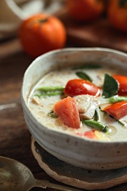 Tayland hindistan cevizli tavuk çorbası, seçici odaklanma.