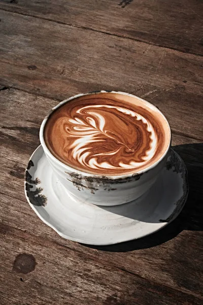 선택적으로 포커스 뜨거운 커피를 화이트 푸아에 초점을 맞춘다 — 스톡 사진