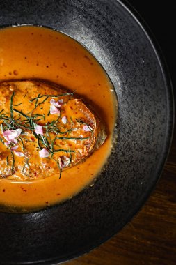 Tayland usulü kırmızı köri soslu balık, Tayland usulü foo.