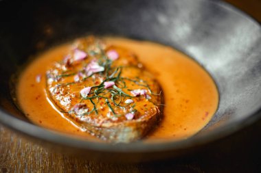 Tayland usulü kırmızı köri soslu balık, Tayland usulü foo.