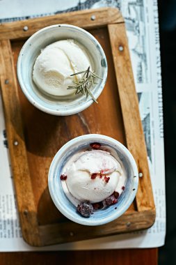 Ev yapımı lezzetli yoğurt yaban mersinli dondurma, seçici odaklı.