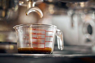 Kahve makinesini kapat. Kafeye espresso dök. Seçici odaklanma.