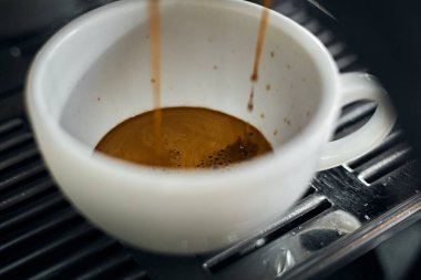 Kahve makinesini kapat. Kafeye espresso dök. Seçici odaklanma.