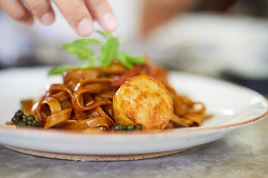 Kızarmış baharatlı makarna ve scallop, seçici odaklanma.