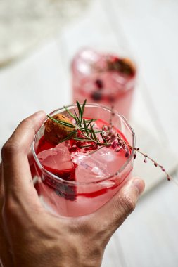 Soğuk yaz içeceği, Pembe Gül kokteyli veya moktail, seçici odaklanma