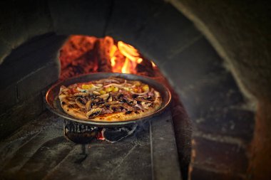 Ekmek tahtası fırınında pizza, seçici odaklanma.