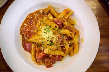 Domates soslu makarna, seçici odaklanma.