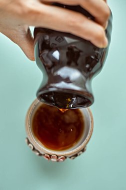 Bir fincana damlatan kahve, seçici odaklanma