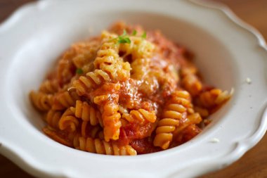 Domates soslu Fusilli makarna, seçici odaklanma.