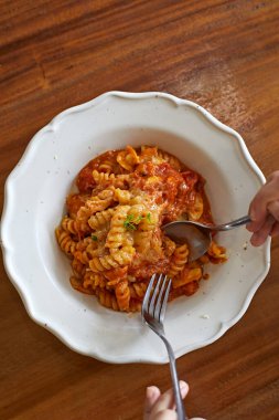 Domates soslu Fusilli makarna, seçici odaklanma.