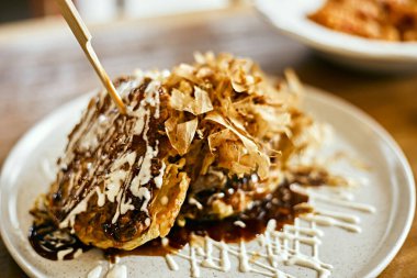 Okonomiyaki peynirli sandviç, Japon yemeği, seçici odaklanma.