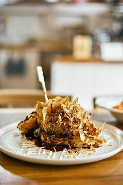 Okonomiyaki peynirli sandviç, Japon yemeği, seçici odaklanma.