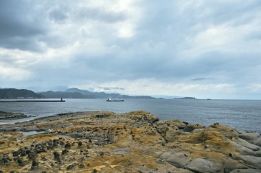 Keelung City, Taiwa 'daki Heping Adası Parkı' ndaki kıyı kayasının manzarası.