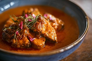 Tayland usulü kızarmış balık, Hint usulü köri sosu, Tayland usulü foo