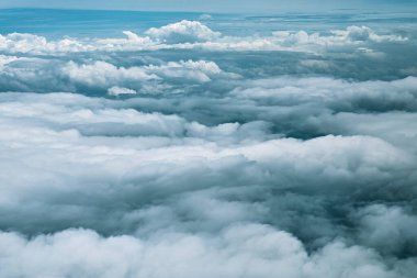 Gökyüzü ve bulut uçaktan