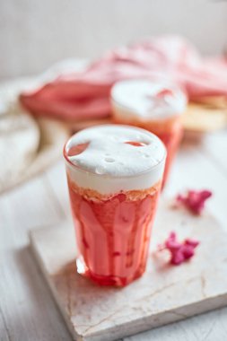 Tayland usulü buzlu pembe süt. Soğuk tatlı içecek. Kırmızı Grenadien Şeker şurubu, süt ve buzlu şeker karışımı.