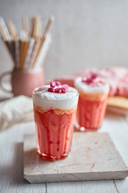 Tayland usulü buzlu pembe süt. Soğuk tatlı içecek. Kırmızı Grenadien Şeker şurubu, süt ve buzlu şeker karışımı.