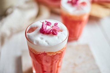 Tayland usulü buzlu pembe süt. Soğuk tatlı içecek. Kırmızı Grenadien Şeker şurubu, süt ve buzlu şeker karışımı.