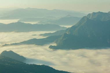 Gün doğumu, sabah sisi ve dağ, Phu Chi Da