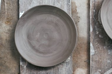 Kırsal tabloda boş seramik tabak