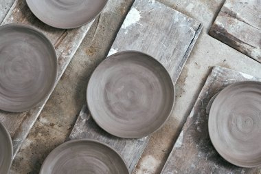 Kırsal tabloda boş seramik tabak