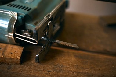 Marangoz büyük bir kur tahtası kesmek için yuvarlak testere kullanıyor.