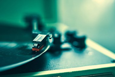 Pikabın üzerinde dönen Vinil Kayıt, Seçici Odak