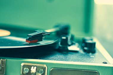 Pikabın üzerinde dönen Vinil Kayıt, Seçici Odak