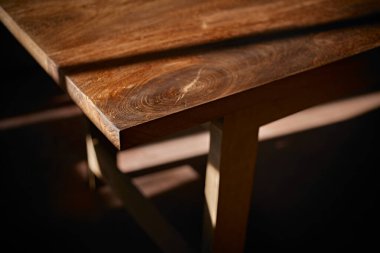 Ayrıntılı ahşap masayı kapat, seçici odak