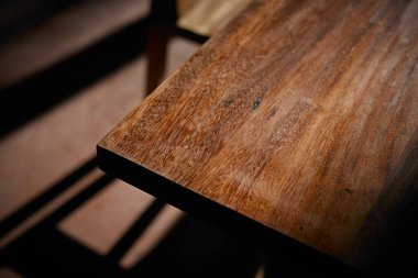 Ayrıntılı ahşap masayı kapat, seçici odak